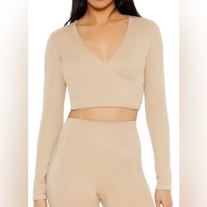 ACTIVE SEAMLESS SURPLICE CROP TOP